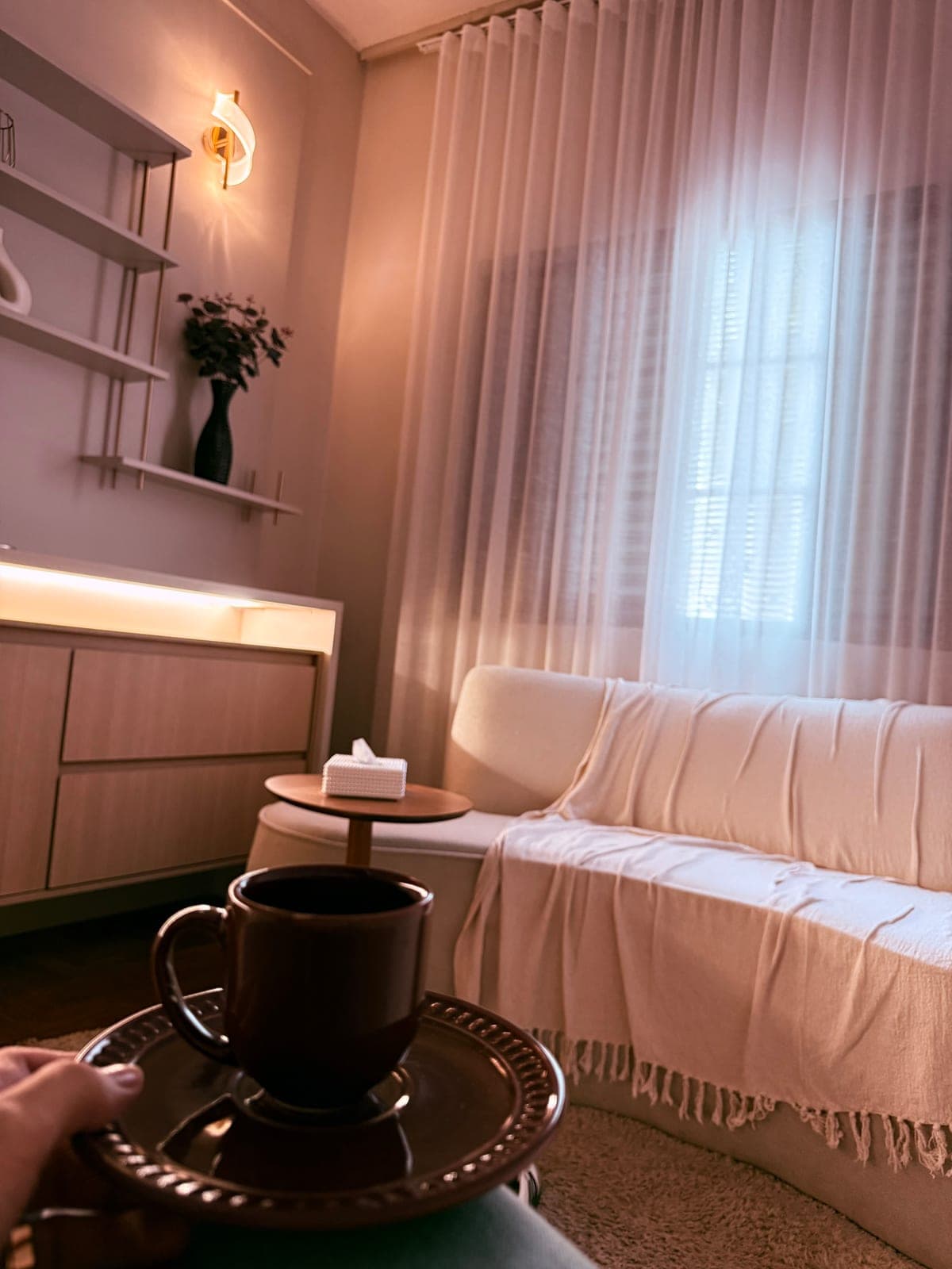 Xícara de café em primeiro plano no consultório acolhedor